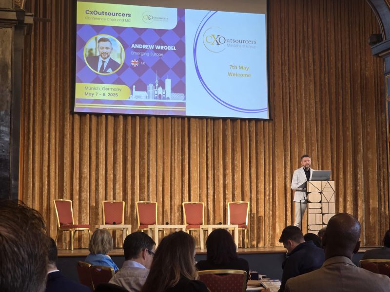 Andrew Wrobel delivering the keynote at CXOutsourcers Mindshare 2025 in Munich